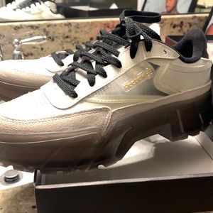 Size 9 cardi b Reebok’s casual so comfortable